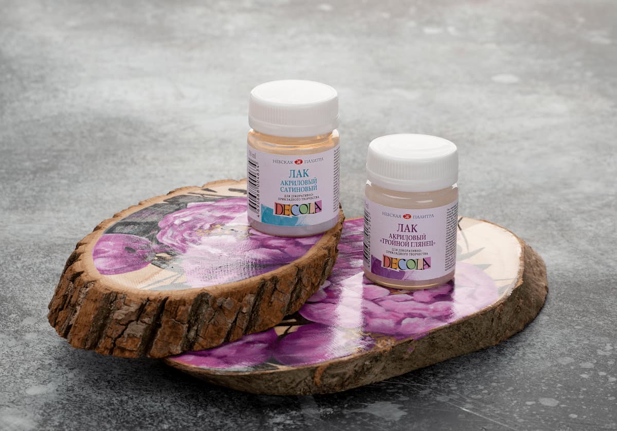 Acrylic varnishes "Decola"